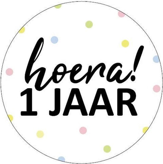 Hoera1jaarsticker-stoepkrijtmeid