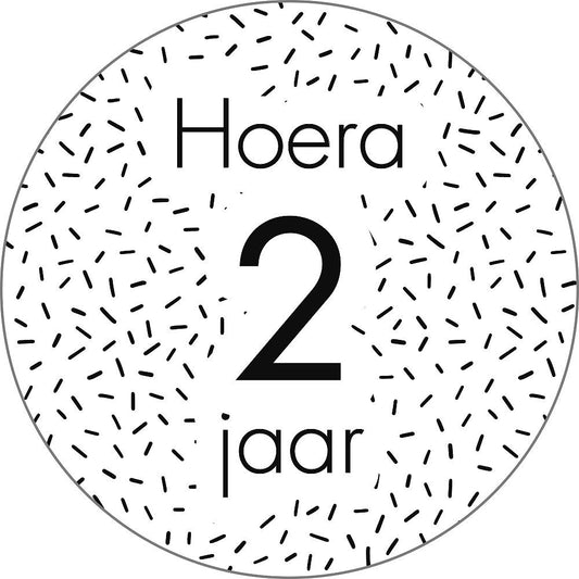 Hoera2jaarsticker-stoepkrijtmeid