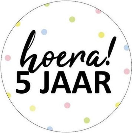 Hoera5jaarsticker-stoepkrijtmeid